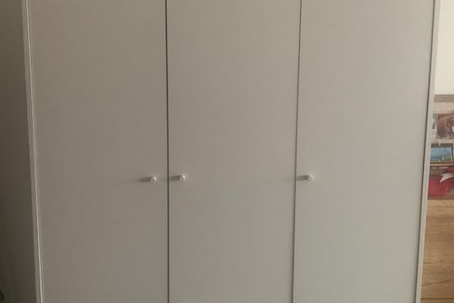 Weisser Schrank mit drei Türen im perfekten Zustand zu verkaufen - Kuf - Bild 1